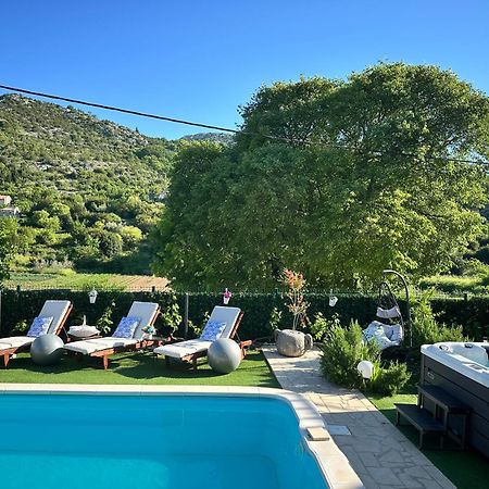 Villa Ivona With Swimming Pool And Jacuzzi Oslje Екстериор снимка