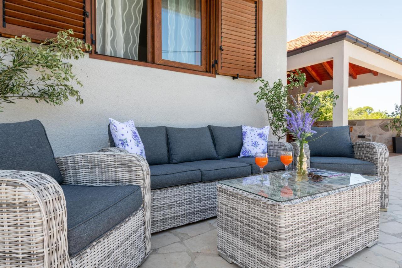 Villa Ivona With Swimming Pool And Jacuzzi Oslje Екстериор снимка