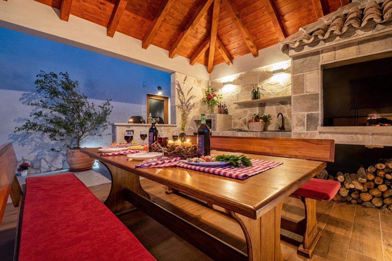 Villa Ivona With Swimming Pool And Jacuzzi Oslje Екстериор снимка