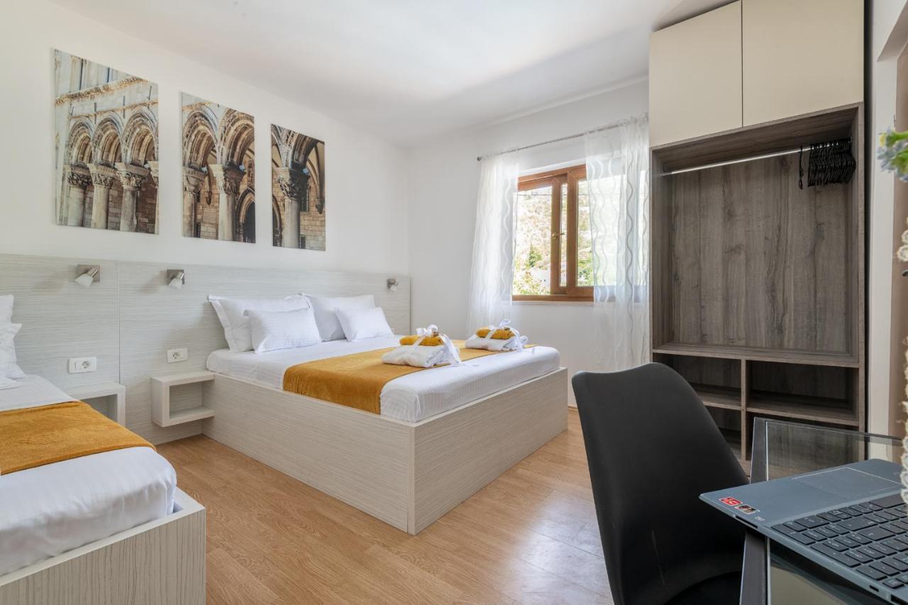 Villa Ivona With Swimming Pool And Jacuzzi Oslje Екстериор снимка