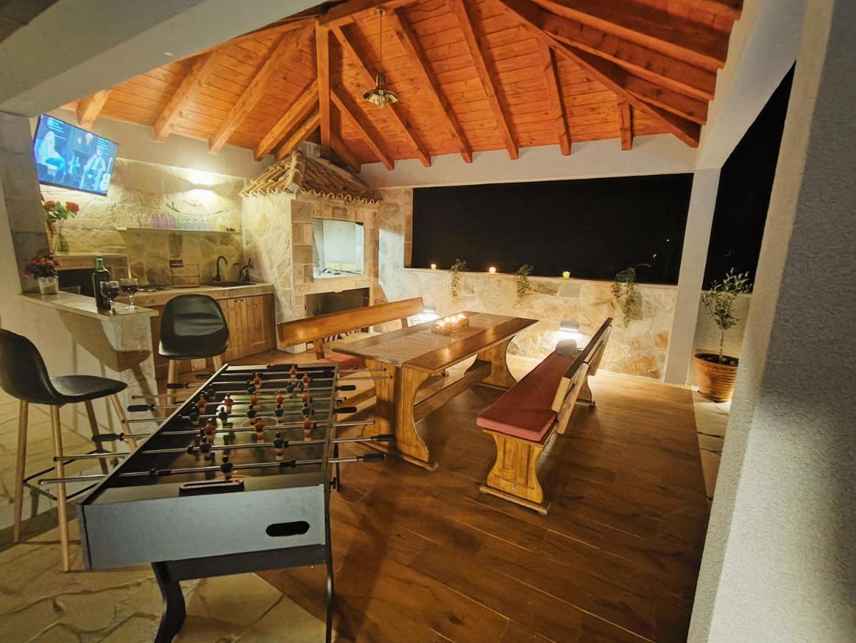 Villa Ivona With Swimming Pool And Jacuzzi Oslje Екстериор снимка