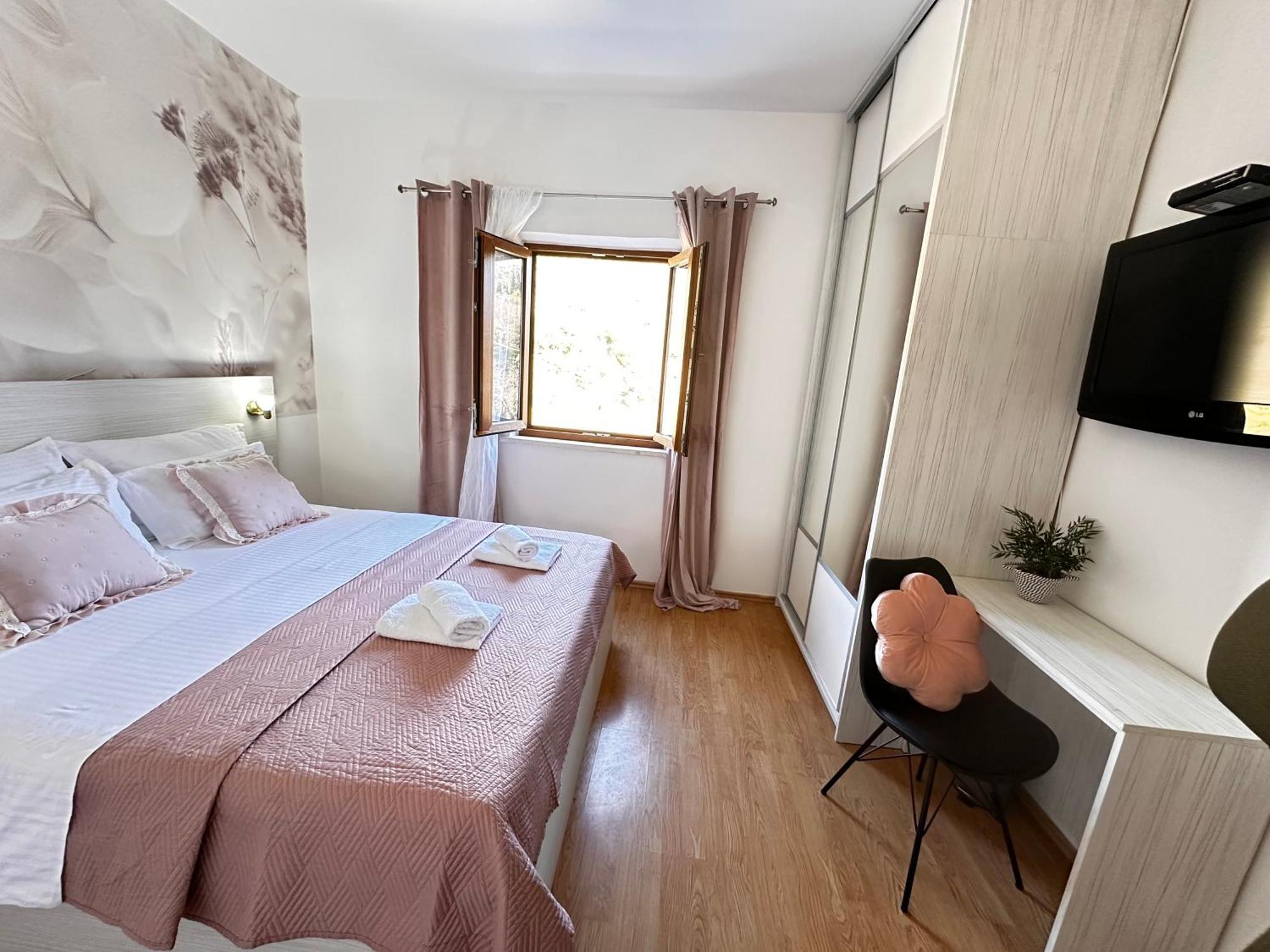 Villa Ivona With Swimming Pool And Jacuzzi Oslje Екстериор снимка