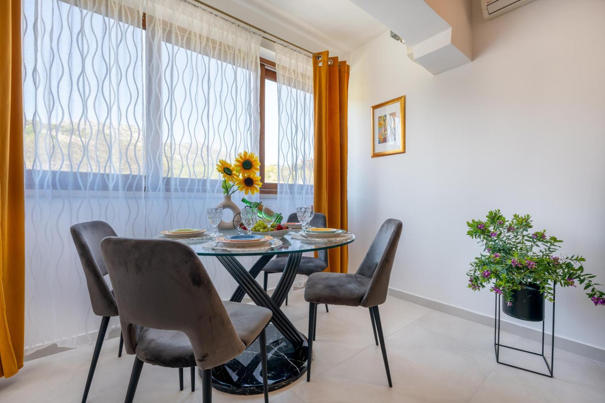 Villa Ivona With Swimming Pool And Jacuzzi Oslje Екстериор снимка