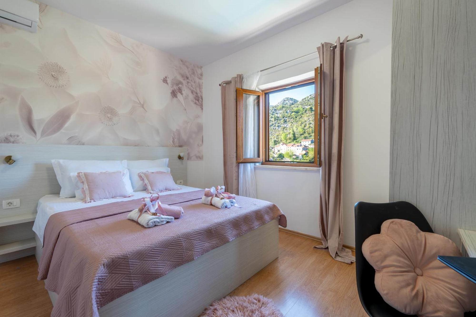 Villa Ivona With Swimming Pool And Jacuzzi Oslje Екстериор снимка