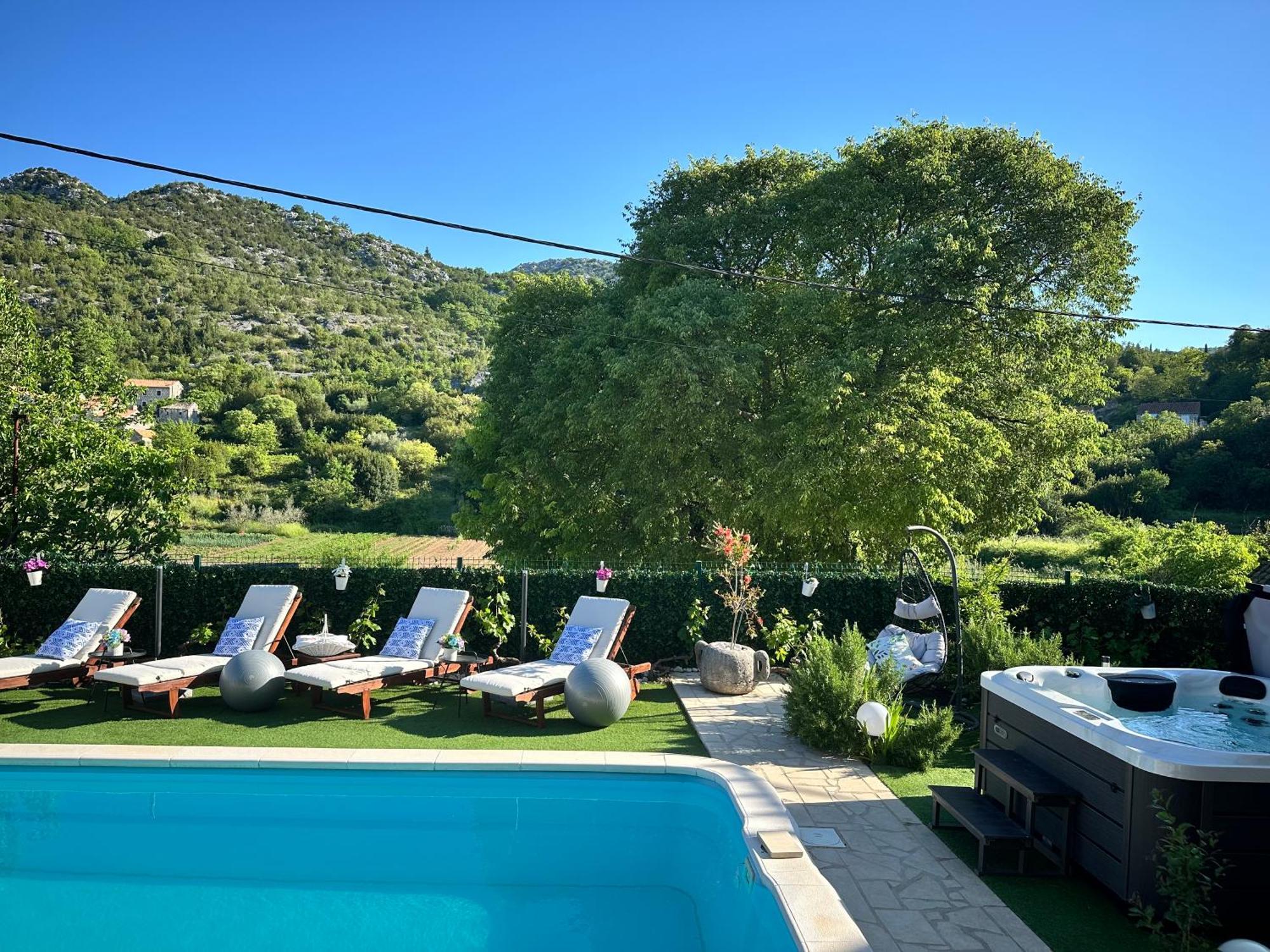 Villa Ivona With Swimming Pool And Jacuzzi Oslje Екстериор снимка