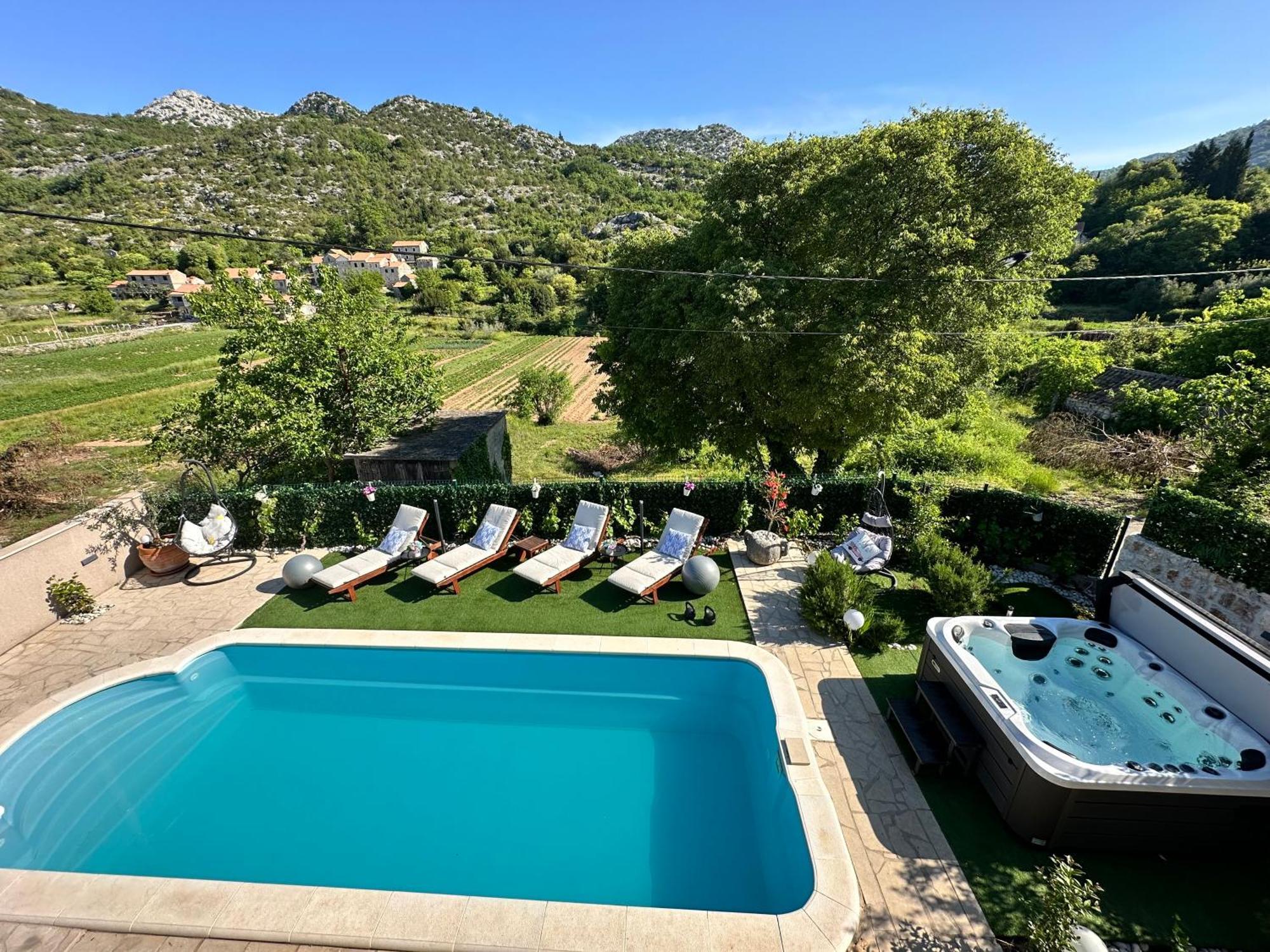 Villa Ivona With Swimming Pool And Jacuzzi Oslje Екстериор снимка