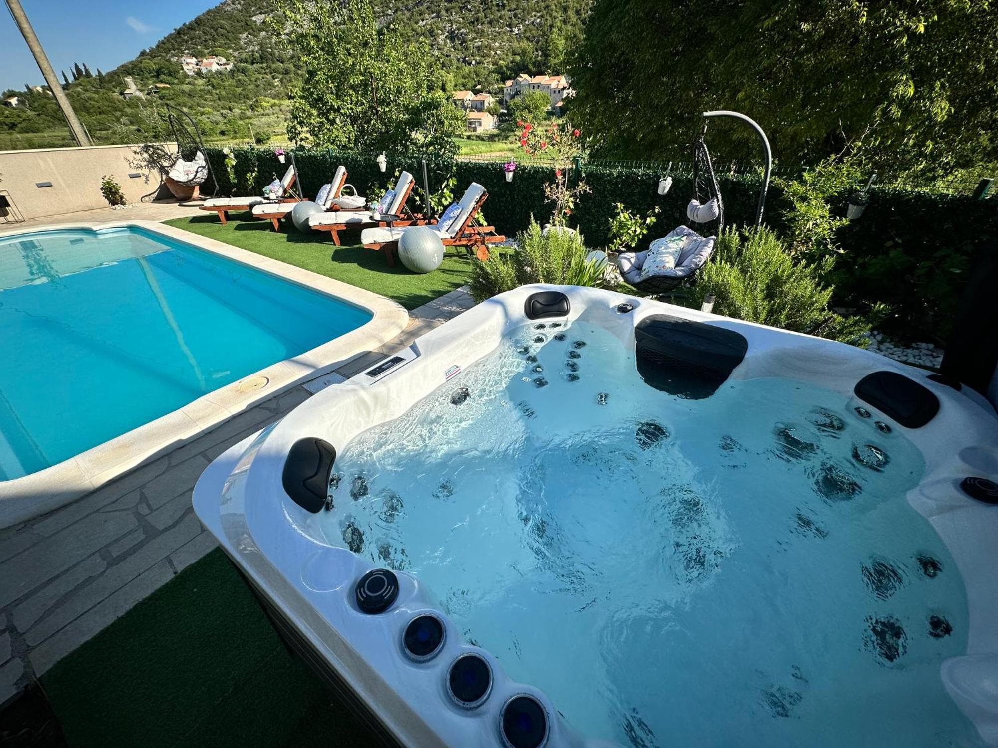 Villa Ivona With Swimming Pool And Jacuzzi Oslje Екстериор снимка